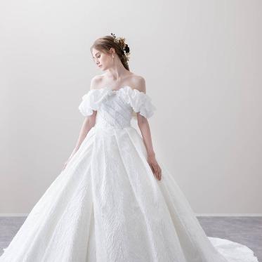 ベルヴィ郡山館 美しいラインで魅せる、上品なシンプルドレス