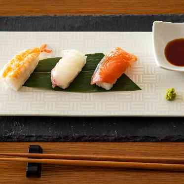 にぎり寿司（鮪、海老、サーモン）