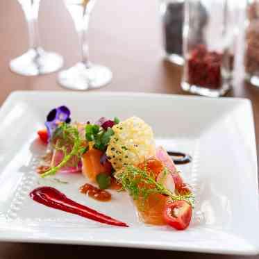 アンシャンテ/バウム ノルウェーサーモンと帆立貝のマリネ菜園風