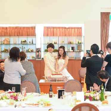 アンシャンテ/アルシェ みんなに囲まれたケーキ入刀