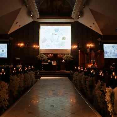 ヒカリフルコート高崎 教会内では3枚の大きいスクリーンで映像上映が叶う