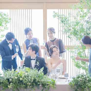 神田明神/明神会館 大きな窓から陽光が差し込み、会場内はより明るい雰囲気に