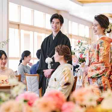 神田明神/明神会館 白を基調とした会場は、コーディネート次第でカジュアルにもクラシカルにも自由自在