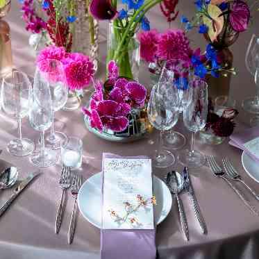 神田明神/明神会館 クラシカルな結の間には赤やピンクの色合いも映える