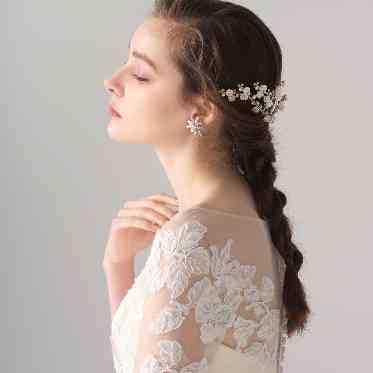 神田明神/明神会館 ドレス姿を美しく魅せるアクセサリーは、花嫁の魅力を輝かせる