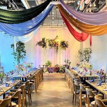 天井高を生かした装飾も