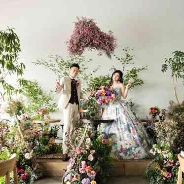 装飾に囲まれたパティー