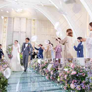 LIARE(リアーレ) 幻想的なチャペルで、フラワーシャワー。幸せと笑顔が溢れる、かけがえのない瞬間