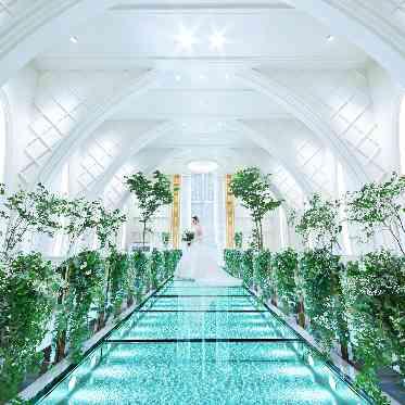 LIARE(リアーレ) 一歩ごとに輝くダイヤモンドチャペル。光に包まれた純白のチャペルで永遠を誓う