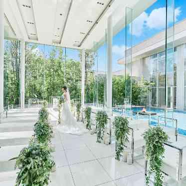 ララシャンス 太陽の丘 三面ガラス張りの開放的な空間の中でお二人の愛を誓う