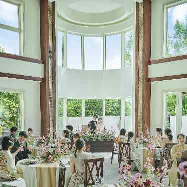 ララシャンス 太陽の丘 木目調で落ち着いた印象の披露宴会場