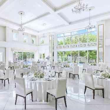 ララシャンス 太陽の丘 白基調の明るい披露宴会場