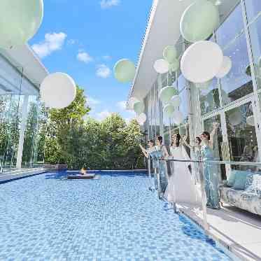 ララシャンス 太陽の丘 披露宴会場は水辺に面している