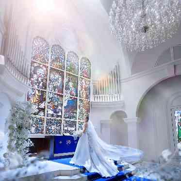 アニヴェルセル 長野 ロイヤルブルーのバージンロードが花嫁の純白のドレスを一層引き立てる