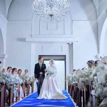 アニヴェルセル 長野 親御様との思いでを思い返しながらゆっくりとロイヤルブルーのバージンロードを歩く