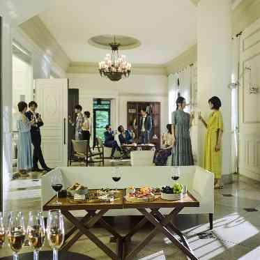 旧軽井沢KIKYOキュリオ・コレクションbyヒルトン ゲストが自然体で過ごせるホワイエではゲストの心をほぐします