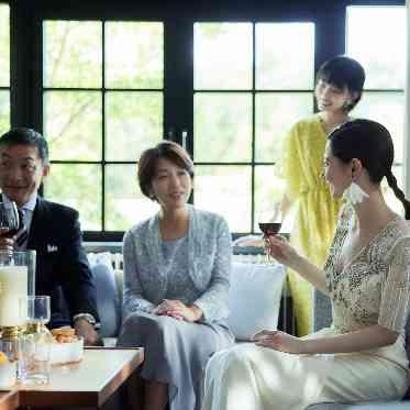 旧軽井沢KIKYOキュリオ・コレクションbyヒルトン ゲストと気軽に語らえるソファースペースを完備。