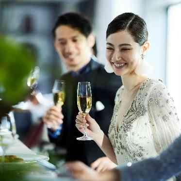 旧軽井沢KIKYOキュリオ・コレクションbyヒルトン 一人ひとりの表情が見え、会話を楽しめる形のテーブルで親密なひとときを。