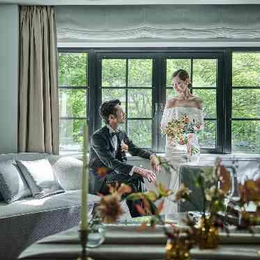 旧軽井沢KIKYOキュリオ・コレクションbyヒルトン 目に鮮やかな翠の中庭をご覧いただきながら、食事をお楽しみいただけます。