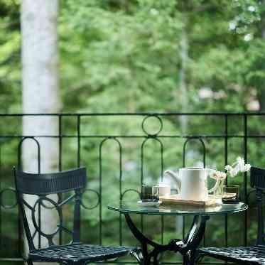 旧軽井沢KIKYOキュリオ・コレクションbyヒルトン 緑に包まれたお部屋で過ごす時間はおふたりだけの特別な時間に。