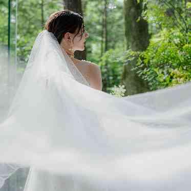 ANELLI軽井沢(アネーリ軽井沢) ドレスの白、森の緑の色彩が印象的