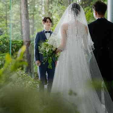 ANELLI軽井沢(アネーリ軽井沢) 印象的な祭壇背面のシンボルツリー