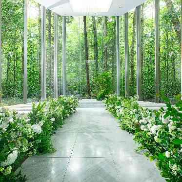 ANELLI軽井沢(アネーリ軽井沢) まばゆい自然光が十字架のスワロフスキーに反射する