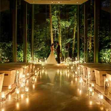 幻想的にライトアップされた森のチャペル