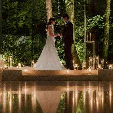 ANELLI軽井沢(アネーリ軽井沢) 大理石のバージンロードに反射するドレス、キャンドルの光が美しい