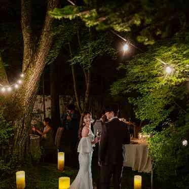 ANELLI軽井沢（アネーリ軽井沢） ライトアップされた軽井沢の木々のなかのナイトウェディング