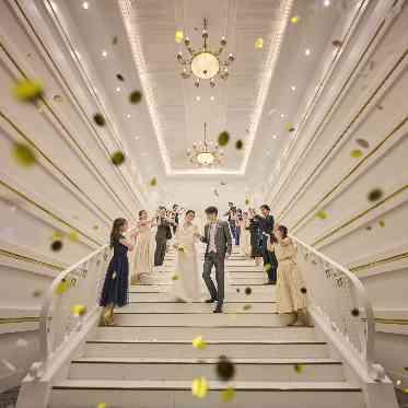 ララシャンスKOBE 挙式後は大階段でフラワーシャワー