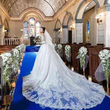 ラシュレ ディアコート ロイヤルブルーのバージンロードでウェディングドレスが映える