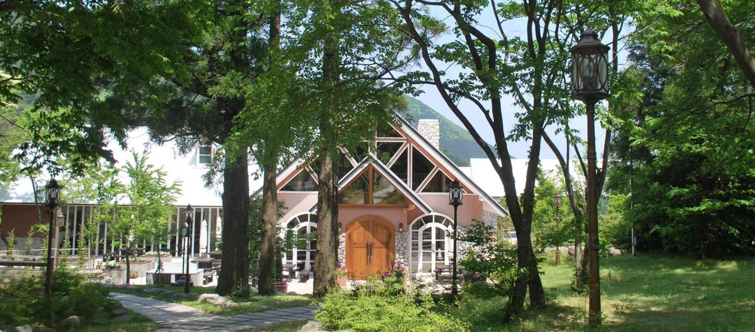 プリムローズガーデン 森と水の教会 ロビー・控室