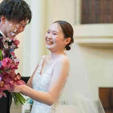 ヴェルジェくらしき/FIVESTAR WEDDING 前撮りでのファーストミートのワンシーン。
涙と笑顔の感動の時間をお手伝いします