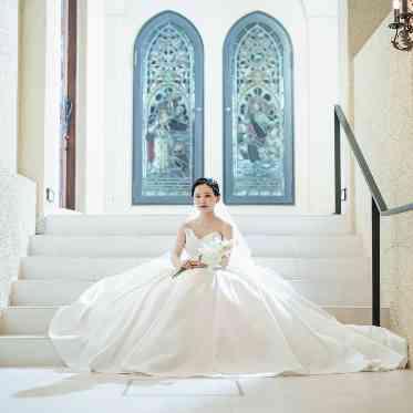 ヴェルジェくらしき/FIVESTAR WEDDING 大聖堂での前撮り。ステンドグラスの光を感じながら一瞬の輝くを残します