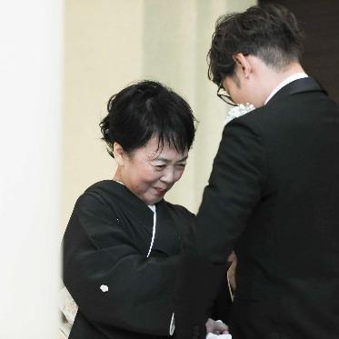 最後の身支度は母に仕上げてもらって。
思い出が蘇る近藤のジャケットセレモニー