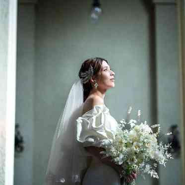 ドレス姿をより美しく演出してくれます。