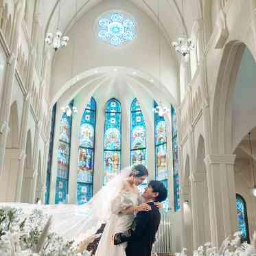 ブルーのステンドグラスは息を飲むほどの美しさ。