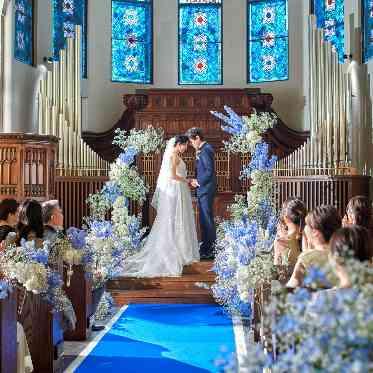 ヴェルジェくらしき/FIVESTAR WEDDING ステンドグラスから差し込む自然光が美しく結婚式を演出してくれます