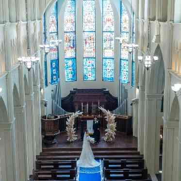 天井高20mの圧巻スケール。生演奏が響く感動挙式。