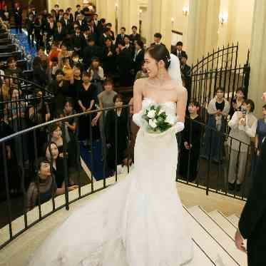 ヴェルジェくらしき/FIVESTAR WEDDING ブーケトスも大聖堂で盛り上がる