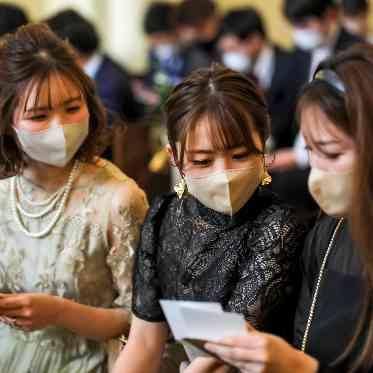 ヴェルジェくらしき/FIVESTAR WEDDING 挙式までの時間にゲストへあてた手紙を準備。感動の挙式スタートまであと少し。