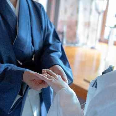 ヴェルジェくらしき/FIVESTAR WEDDING 手を取り合い指輪交換 感動的なワンシーン