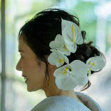 ヘアスタイルにも拘って季節の花を散りばめたヘアスタイルも人気です