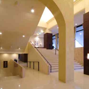 ヴェルジェくらしき/FIVESTAR WEDDING 広々としたエントランスは季節ごとに表情が変わるフラワーコーデも魅力です