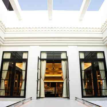 ヴェルジェくらしき/FIVESTAR WEDDING 自然光を取り込む中庭 大窓から入場演出も可能です