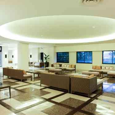 ヴェルジェくらしき/FIVESTAR WEDDING 各会場に専用のホワイエを完備 自由に使用できる空間は乾杯のセレモニーにも◎