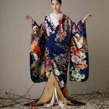 ヴェルジェくらしき/FIVESTAR WEDDING 全刺繍の華やかな装いは色打掛ならでは。