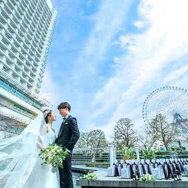 横浜ベイホテル東急 抜けるような青空のもと開放的なガーデン挙式を