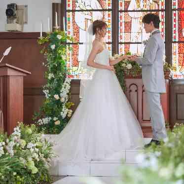 エルセルモ広島 本物のステンドグラスに見守られながら記念の一日をかみしめて